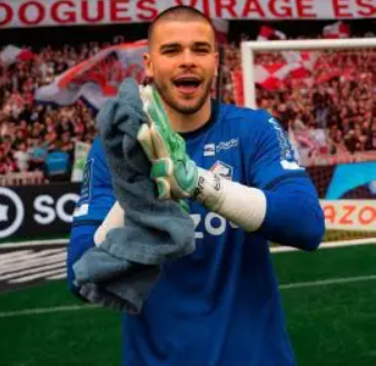 法甲赛场惊魂：巴黎门将舍瓦利耶受伤后的豁达感悟