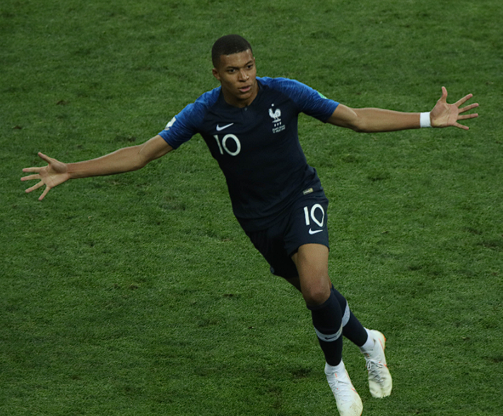 姆巴佩膝盖伤势引忧虑，世界杯前景蒙阴影